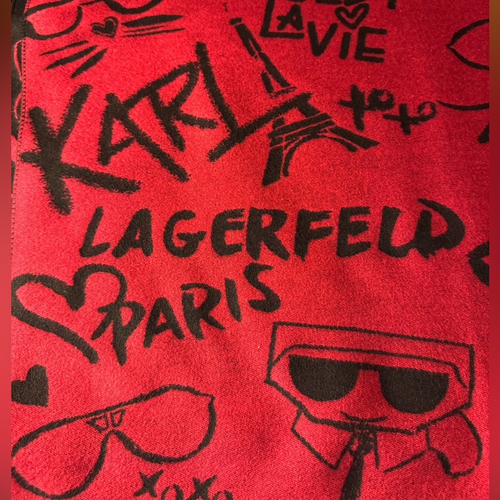 NWTKarl Lagerfeld Paris Red and Black Graphic Scarf Wrap🥳🥳❌❌